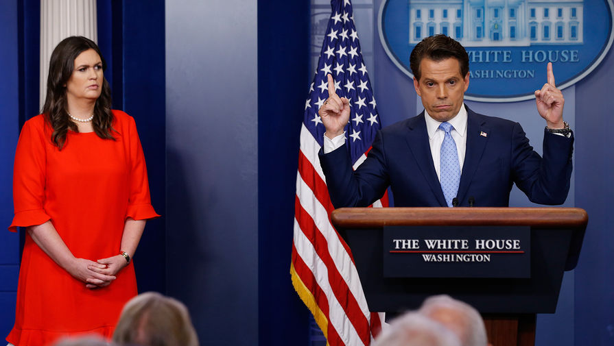 Руководитель пресс-службы Белого дома Сара Сандерс и директор по коммуникациям Энтони Скарамуччи (слева направо), 21 июля 2017 года