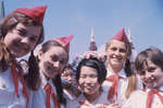 Московские пионеры со школьницей из Японии на прогулке по Красной площади, 1973 год