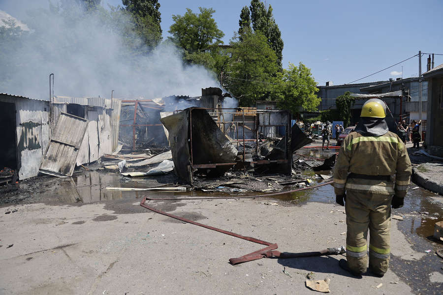 Сгоревшие палатки на рынке в Буденновском районе Донецка после обстрелов со стороны ВСУ, 13 июня 2022 года
