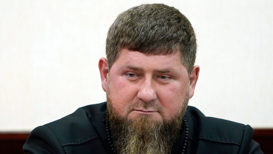 Кадыров опубликовал кадры награждения его сыновей высшим орденом парламента Чечни