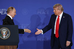 Рукопожатие президента РФ Владимира Путина и президента США Дональда Трампа во время пресс-конференции на военной базе Эльмендорф - Ричардсон на Аляске, 16 августа 2025 года