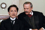 <b>2-е место. «Статский советник» (2005)</b>
<br><br>
Фильм, за который — без всяких преувеличений — Олег Меньшиков и Никита Михалков должны были получать «Оскар». Первый воссоздал на экране эталонный образ Фандорина, второй — воплотил одного из лучших злодеев-трикстеров в истории мирового кино. В «Статском советнике», как и в других экранизациях книжного цикла о сыщике с седыми висками, изменен финал — однако на сей раз не в части личности убийцы, но касательно решения главного героя, разочаровавшегося в государственной машине. И это, конечно, тоже вписывает ленту в историю — причем не только кино.