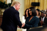 В 2018 году президент США Дональд Трамп помиловал женщину по имени Элис Мэри Джонсон, находившуюся в тюрьме с 1996-го за торговлю кокаином. Это произошло благодаря стараниям Ким Кардашьян, выступавшей за тюремную реформу. Она приложила много усилий для того, чтобы смягчить наказание для людей, совершивших ненасильственные преступления. В качестве защитницы осужденных она побывала в Белом доме в 2018-м и в 2024-м, когда обсуждала тюремную реформу с Камалой Харрис. Параллельно с борьбой за тюремную реформу Ким Кардашьян пыталась стать адвокатом. Она изучала закон, чтобы сдать экзамен. В декабре звезда сдала адвокатский тест первого уровня с четвертого раза.
<br><br>
Кстати, те, кто тосковал из-за закрытия реалити-шоу «Жизнь семейства Кардашьян», страдали недолго. С 2022 года на телеканале Hulu идет программа «Кардашьяны».
<br><br>
На фото: президент США Дональд Трамп и Ким Кардашьян во время встречи в Белом доме, 2019 год