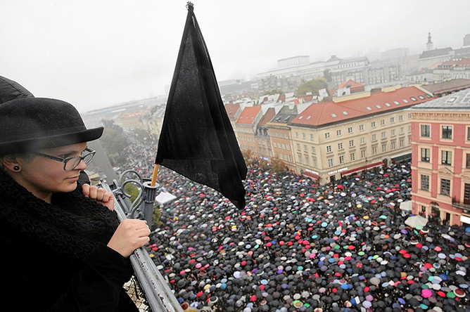 Митинг против запрета абортов в центре Варшавы