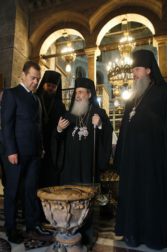 Дмитрий Медведев во время посещения храма Гроба Господня в&nbsp;Иерусалиме