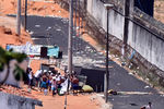Заключенные тюрьмы Alcacuz на северо-востоке Бразилии во время беспорядков, 19 января 2017 года