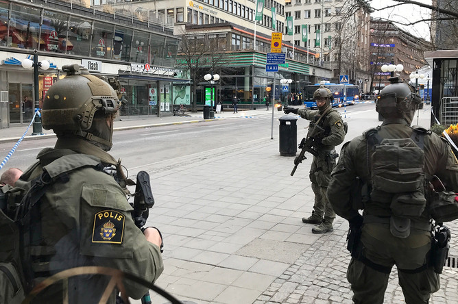 Полиция на месте происшествия в центре Стокгольма, 7 апреля 2017 года