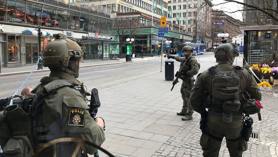 Полиция на&nbsp;месте происшествия в&nbsp;центре Стокгольма, 7&nbsp;апреля 2017&nbsp;года
