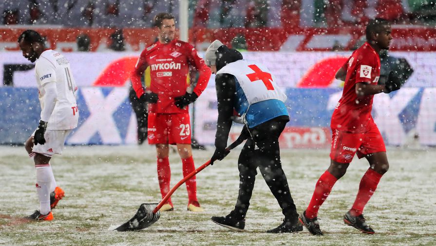Матч «Локомотив» — «Спартак» прошел под обильным снегопадом