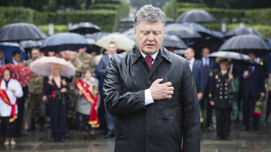 Президент Украины Петр Порошенко в день памяти жертв Второй мировой войны у Могилы неизвестного солдата в Киеве, июнь 2015 года