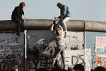 Жители ГДР ломают Берлинскую стену, 24 сентября 1989 года