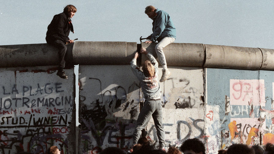 Жители ГДР ломают Берлинскую стену, 24 сентября 1989 года