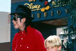 Майкл Джексон и Маколей Калкин во время посещения Диснейленда во Флориде, 1991 год