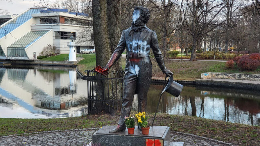 В латвийском городе захотели забрать ранее оскверненный памятник Пушкину из Риги