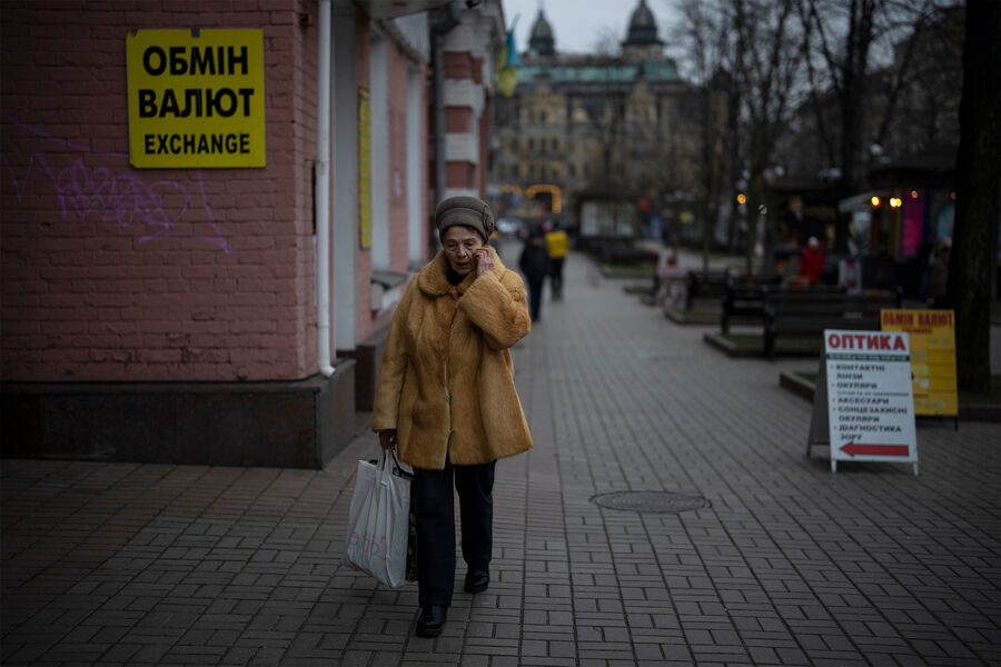 Женщина на одной из улиц Киева, 2023 год