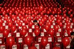 Фотографии израильских заложников, похищенных ХАМАС 7 октября, сопровождают тысячи воздушных шаров в рамках инсталляции под названием «Красный воздушный шар» в Международном конференц-центре в Иерусалиме, 2 ноября 2023 года