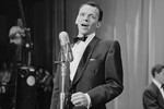 Фрэнк Синатра выступает в Лос-Анджелесе, 1952 год