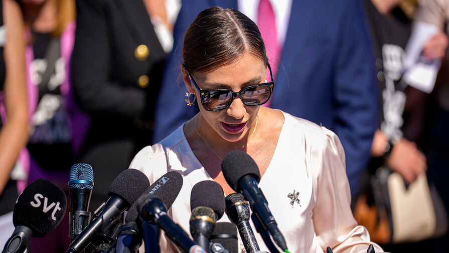 Модель заявила, что Эпштейн насиловал ее с 14 лет и показывал как куклу