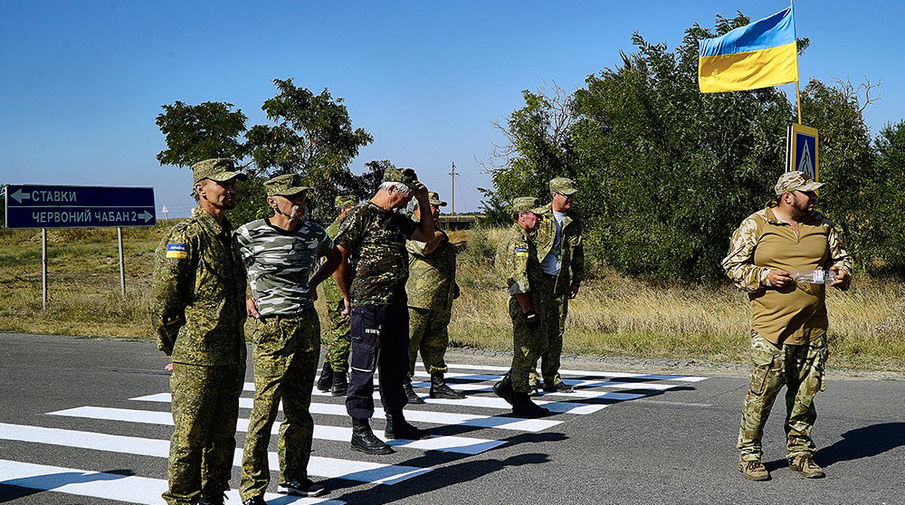 Активисты блокируют автомобильную трассу на&nbsp;границе Украины и Крыма у&nbsp;поселка Чонгар