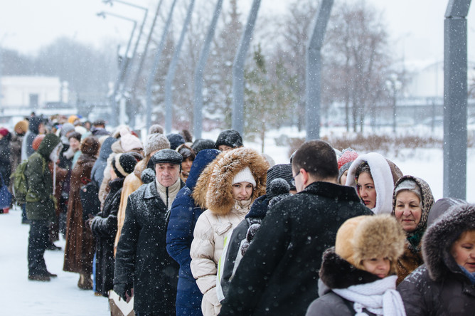 Очередь на выставку работ Валентина Серова