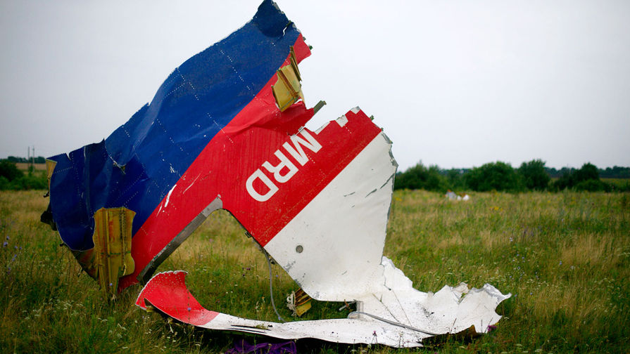 На месте падения пассажирского самолета «Малайзийских авиалиний» Boeing 777