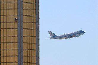 Президентский борт Air Force One на фоне разбитых окон отеля Mandalay Bay в Лас-Вегасе, 4 октября 2017 года