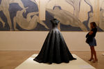 Ретроспектива одежды дизайнера Аззедина Алайи в парижском музее моды в 2013