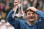 Победитель Международного теннисного турнира «Кубок Кремля» Александр Волков после награждения, 1994 год 