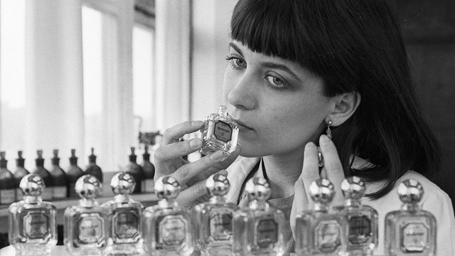Лаборант дегустирует очередную партию духов «Диалог» производственного парфюмерно-косметического объединения «Дзинтарс», 1983 год