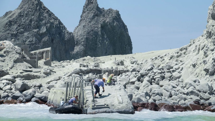 Туристические гиды эвакуируют туристов во время извержения вулкана на острове Уайт-Айленд в Новой Зеландии