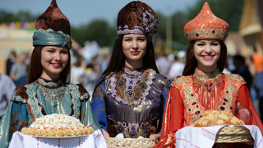 Девушки в национальных костюмах встречают гостей чак-чаком и хлебом с солью