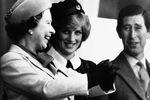 Старший сын королевы принц Чарльз и леди Диана Спенсер вступили в брак в 1981 году. На фото Елизавета II, принц Чарльз и принцесса Диана на спортивных соревнованиях в 1982-м