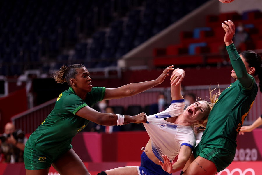 Эпизод матча в женском гандболе Россия — Бразилия на Олимпийских играх в Токио