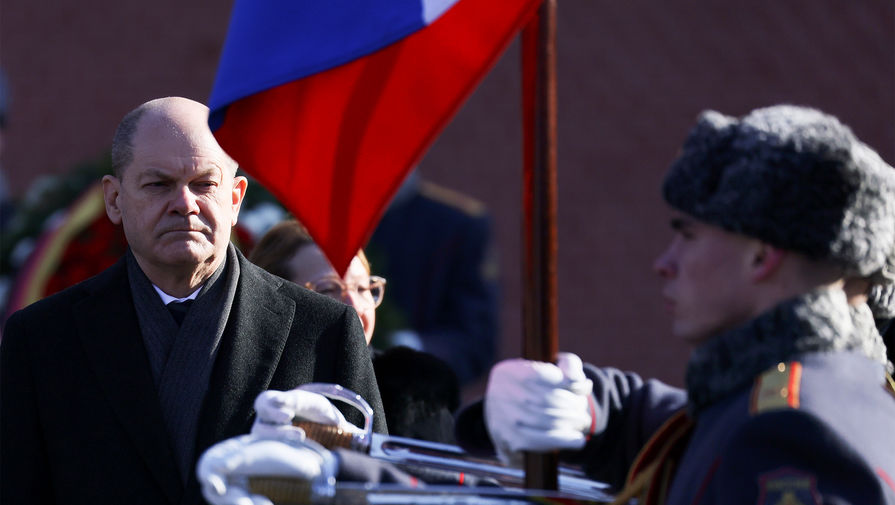 Канцлер ФРГ Шольц заявил о страхе Путина, что "искра демократии" распространится на Россию