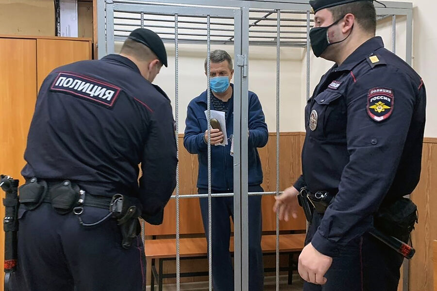 Бывший заместитель директора ФСИН Валерий Максименко (в центре) в Басманном суде, 2020 год