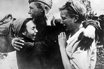 Рядовой Широбоков встретил своих сестер в освобожденном от немцев селе, 1943 год