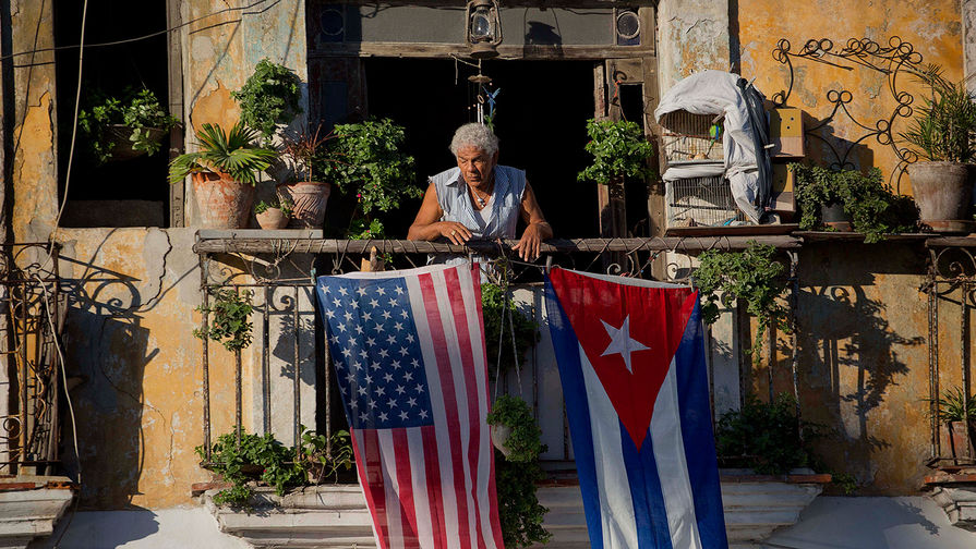 Флаги США и Кубы на одной из улиц в центре Гаваны