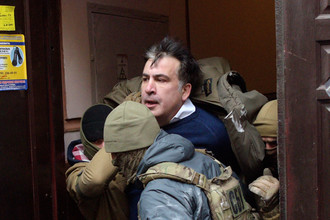 Бывший губернатор Одесской области Украины и силовики около дома политика в Киеве, декабрь 2017 года