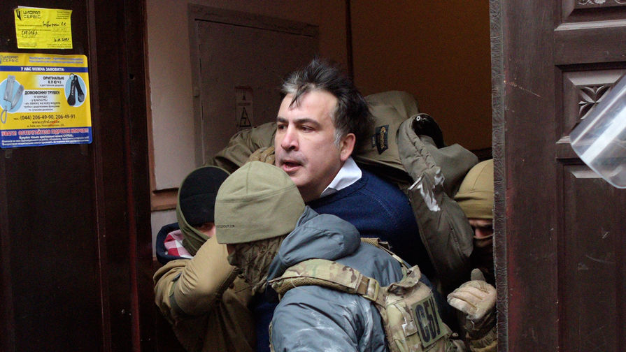 Бывший губернатор Одесской области Украины и силовики около дома политика в Киеве, декабрь 2017 года