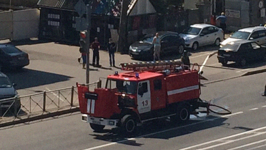 Пожарный автомобиль на&nbsp;месте происшествия на&nbsp;Литовской улице в&nbsp;Санкт-Петербурге, 17 июля 2018 года