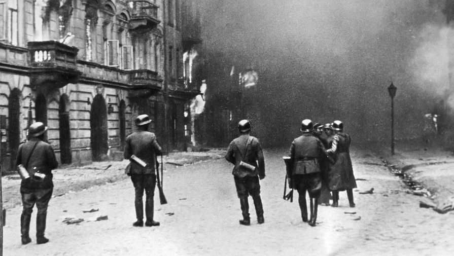 Улицы Варшавы в огне. Кадр из фильма «Обыкновенный фашизм».