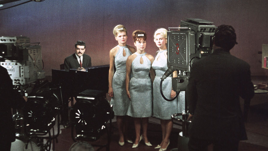 Кадр из кинофильма &laquo;Космический мост&raquo;, 1965 год. Инна Макарова &mdash; крайняя справа.