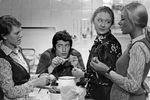 Кадр из художественного фильма «Дочки-матери», 1974 год. Актриса Лариса Удовиченко вторая справа