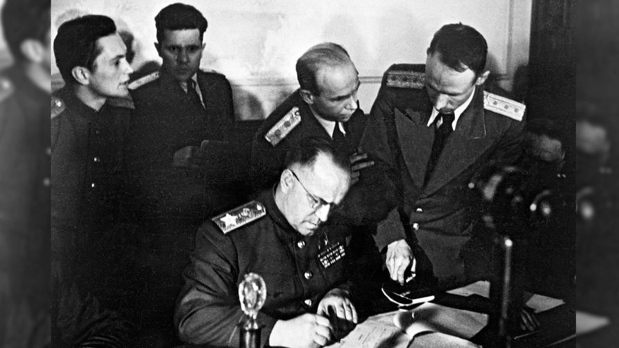 Маршал Советского Союза Г. К. Жуков подписывает Акт о безоговорочной капитуляции гитлеровской Германии, 8 мая 1945 года. Карлсхорст, Германия