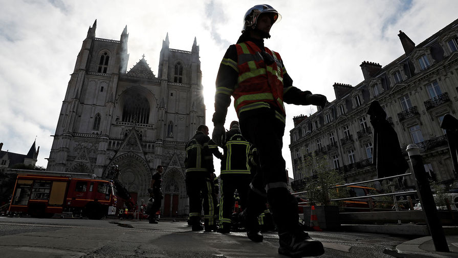 Тушение пожара в&nbsp;готическом соборе Святых Петра и Павла во французском Нанте, 18 июля 2020 года