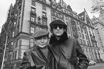 Джон Леннон и Йоко Оно у здания Дакота, где они прожили семь лет и где, прямо у главных ворот, 8 декабря 1980 года был застрелен Леннон