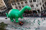 Надувная фигура динозавра, символа компании Sinclair Oil Corporation, на 95-м параде Мэйси в День благодарения, Нью-Йорк, США, 25 ноября 2021 года