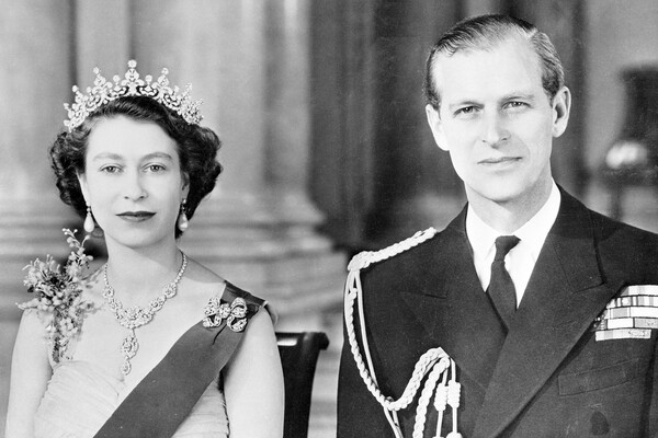 Королева Елизавета II с&nbsp;мужем принцем Филиппом, герцогом Эдинбургским, перед&nbsp;отъездом в&nbsp;турне по&nbsp;странам Содружества, 1954&nbsp;год