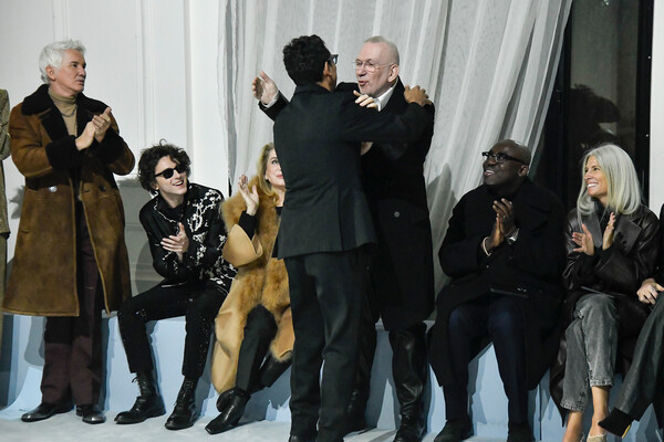Дизайнер Хайдер Аккерман и Жан Поль Готье во время показа Viktor and Rolf Haute Couture SS 2023