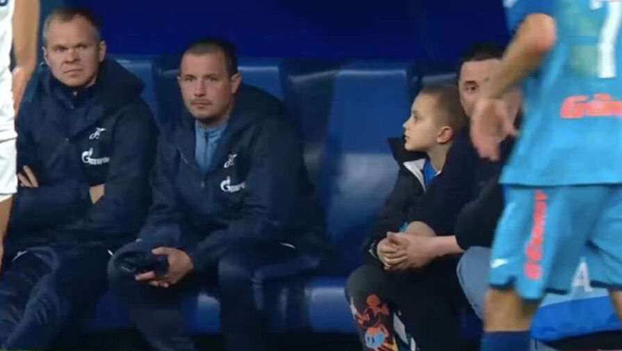 Экс-футболист Быстров с ребенком находились на скамейке "Зенита" во время матча с "Динамо"